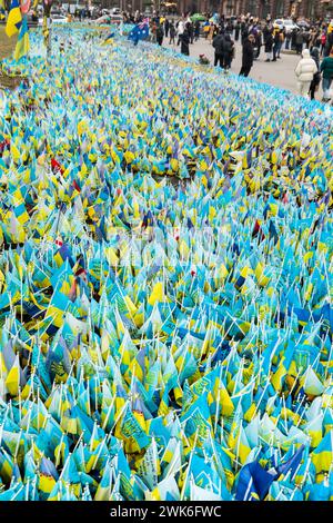 Kiev, Ucraina. 18 febbraio 2024. Un gran numero di bandiere ucraine viste nella piazza centrale della capitale con i nomi dei prigionieri e di coloro che sono morti nella guerra con la Russia durante la manifestazione. Domenica, il tradizionale raduno di Azov libero di parenti e amici dei soldati catturati si è svolto a Maidan Nezalezhnosti a Kiev. Parenti e amici dei militari ucraini catturati sono venuti alla manifestazione per ricordarci che i militari e i difensori ucraini di Mariupol sono ancora in cattività. Credito: SOPA Images Limited/Alamy Live News Foto Stock