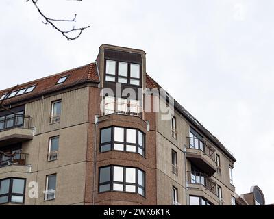 Edificio architettonico di Berlino Est in un quartiere residenziale. La facciata è realizzata con calcestruzzo aggregato esposto proveniente dagli elementi prefabbricati. Foto Stock