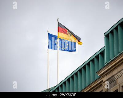 Bandiere della Germania e dell'Unione europea (UE) l'una accanto all'altra. Simboli per la democrazia, la cooperazione e la libertà in Europa su un edificio governativo. Foto Stock