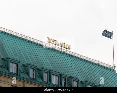 Insegna con il logo dell'hotel Adlon Kempinski sulla sommità dell'edificio in Pariser Platz. Famoso servizio di ospitalità di lusso vicino al Brandenburger Tor. Foto Stock