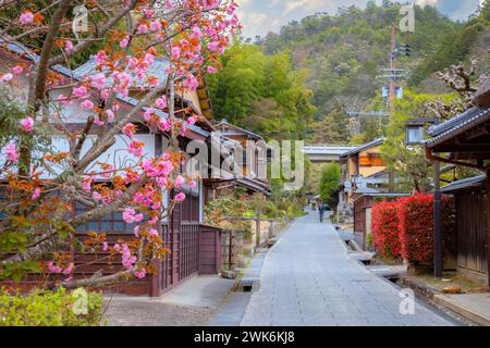 Kyoto, Giappone - 6 aprile 2023: Il Tempio di Adashino Nenbutsuji, fondato nel 811, è situato su una collina e leggermente distante dalla principale area turistica di Arash Foto Stock