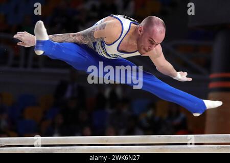 Cairo, Egitto. 18 febbraio 2024. Oleg Verniaiev dell'Ucraina gareggia durante la partita finale delle barrette parellari maschili alla FIG Artistic Gymnastics Apparatus World Cup Series 2024 al Cairo, Egitto, il 18 febbraio 2024. Crediti: Ahmed Gomaa/Xinhua/Alamy Live News Foto Stock