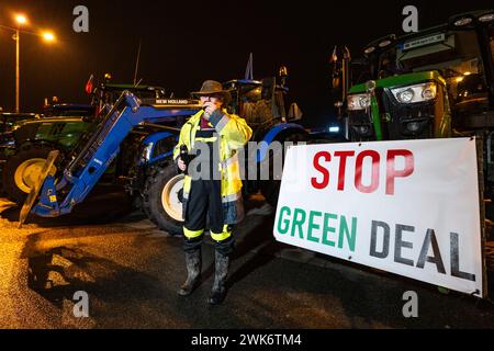 Hradec Kralove, Repubblica Ceca. 19 febbraio 2024. Gli agricoltori cechi lasciano Hradec Kralove, Repubblica Ceca, per Praga, per aver bloccato la strada arterea dai trattori in segno di protesta contro la situazione nell'agricoltura ceca, il 19 febbraio 2024. I manifestanti chiedono che il governo ceco si ritiri dal Green Deal per l’Europa. Crediti: David Tanecek/CTK Photo/Alamy Live News Foto Stock