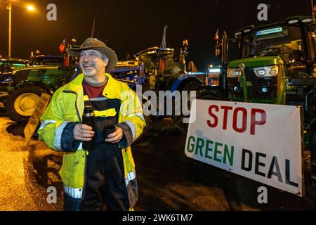 Hradec Kralove, Repubblica Ceca. 19 febbraio 2024. Gli agricoltori cechi lasciano Hradec Kralove, Repubblica Ceca, per Praga, per aver bloccato la strada arterea dai trattori in segno di protesta contro la situazione nell'agricoltura ceca, il 19 febbraio 2024. I manifestanti chiedono che il governo ceco si ritiri dal Green Deal per l’Europa. Crediti: David Tanecek/CTK Photo/Alamy Live News Foto Stock