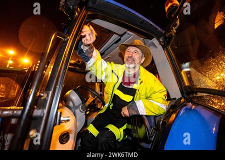 Hradec Kralove, Repubblica Ceca. 19 febbraio 2024. Gli agricoltori cechi lasciano Hradec Kralove, Repubblica Ceca, per Praga, per aver bloccato la strada arterea dai trattori in segno di protesta contro la situazione nell'agricoltura ceca, il 19 febbraio 2024. I manifestanti chiedono che il governo ceco si ritiri dal Green Deal per l’Europa. Crediti: David Tanecek/CTK Photo/Alamy Live News Foto Stock