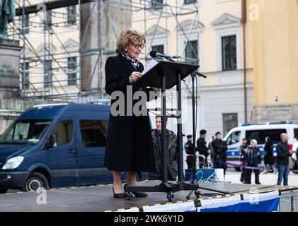 Charlotte Knobloch, Israelitische Kulutus Gemeinde München und Oberbayern. Wenige hunderte Menschen versammelten sich am 18.2.2024 in München, um ihre Solidarität mit der Politik Israels und der israelischen Bevölkerung und den Juden zu demonstrieren. Außerdem wurde die Freislassung der Geiseln gefordert. - Charlotte Knobloch. Poche centinaia di persone si sono riunite a Monaco, in Germania, il 18 febbraio 2024 per dimostrare la loro solidarietà alle politiche di Israele, alla popolazione israeliana e agli ebrei. Fu chiesto anche il rilascio degli ostaggi. (Foto di Alexander Pohl/Sipa USA) Foto Stock