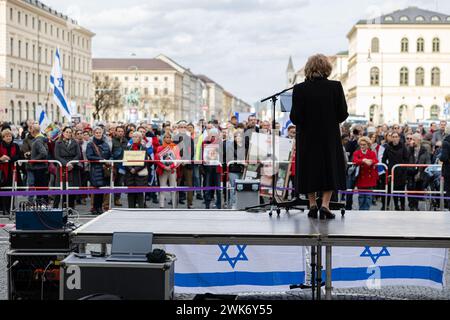 Charlotte Knobloch, Israelitische Kulutus Gemeinde München und Oberbayern. Wenige hunderte Menschen versammelten sich am 18.2.2024 in München, um ihre Solidarität mit der Politik Israels und der israelischen Bevölkerung und den Juden zu demonstrieren. Außerdem wurde die Freislassung der Geiseln gefordert. - Charlotte Knobloch. Poche centinaia di persone si sono riunite a Monaco, in Germania, il 18 febbraio 2024 per dimostrare la loro solidarietà alle politiche di Israele, alla popolazione israeliana e agli ebrei. Fu chiesto anche il rilascio degli ostaggi. (Foto di Alexander Pohl/Sipa USA) Foto Stock