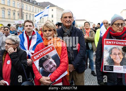 Monaco, Germania. 18 febbraio 2024. Uschi Glas mit Ehemann Dieter Hermann. Wenige hunderte Menschen versammelten sich am 18.2.2024 in München, um ihre Solidarität mit der Politik Israels und der israelischen Bevölkerung und den Juden zu demonstrieren. Außerdem wurde die Freislassung der Geiseln gefordert. -- poche centinaia di persone si sono riunite a Monaco, in Germania, il 18 febbraio 2024 per dimostrare la loro solidarietà alle politiche di Israele, alla popolazione israeliana e agli ebrei. Fu chiesto anche il rilascio degli ostaggi. (Foto di Alexander Pohl/Sipa USA) credito: SIPA USA/Alamy Live News Foto Stock