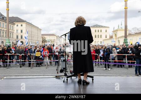 Charlotte Knobloch, Israelitische Kulutus Gemeinde München und Oberbayern. Wenige hunderte Menschen versammelten sich am 18.2.2024 in München, um ihre Solidarität mit der Politik Israels und der israelischen Bevölkerung und den Juden zu demonstrieren. Außerdem wurde die Freislassung der Geiseln gefordert. - Charlotte Knobloch. Poche centinaia di persone si sono riunite a Monaco, in Germania, il 18 febbraio 2024 per dimostrare la loro solidarietà alle politiche di Israele, alla popolazione israeliana e agli ebrei. Fu chiesto anche il rilascio degli ostaggi. (Foto di Alexander Pohl/Sipa USA) Foto Stock