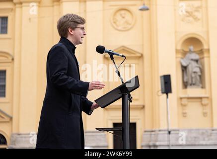 Maximilian Schwarz, JuFo München. Wenige hunderte Menschen versammelten sich am 18.2.2024 in München, um ihre Solidarität mit der Politik Israels und der israelischen Bevölkerung und den Juden zu demonstrieren. Außerdem wurde die Freislassung der Geiseln gefordert. - Maximilian Schwarz, JuFo Monaco, SCAVARE. Poche centinaia di persone si sono riunite a Monaco, in Germania, il 18 febbraio 2024 per dimostrare la loro solidarietà alle politiche di Israele, alla popolazione israeliana e agli ebrei. Fu chiesto anche il rilascio degli ostaggi. (Foto di Alexander Pohl/Sipa USA) Foto Stock