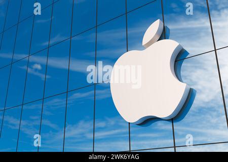 Pune, India - 19 febbraio 2024. Logo Apple.inc sulla facciata della sede centrale, illustrazione 3D. Foto Stock