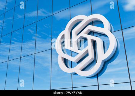 Pune, India - 19 febbraio 2024. Logo ChatGPT by OpenAI sulla facciata della sede centrale, illustrazione 3D. Foto Stock