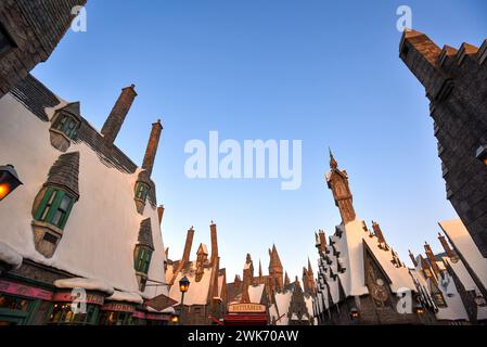 Crepuscolo sui tetti del villaggio di Hogsmeade al Wizarding World of Harry Potter negli Universal Studios Hollywood - Los Angeles, California Foto Stock