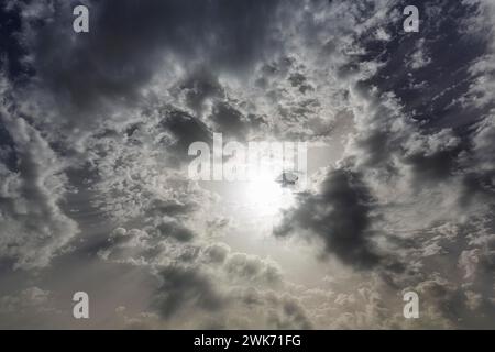 Il sole splende attraverso nuvole scure, cielo nuvoloso, Granada, Andalusia, Spagna Foto Stock