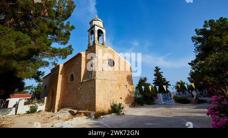 Una chiesa tradizionale con campanile e cielo blu sullo sfondo, Koroni, fortezza bizantina, convento, Peloponneso, Grecia Foto Stock