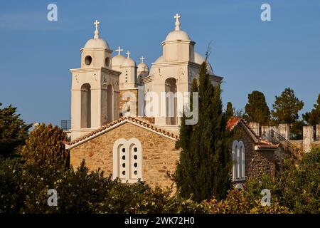 Chiesa con due cupole bianche e campanili nella calda luce della sera, Koroni, fortezza bizantina, convento, Peloponneso, Grecia Foto Stock