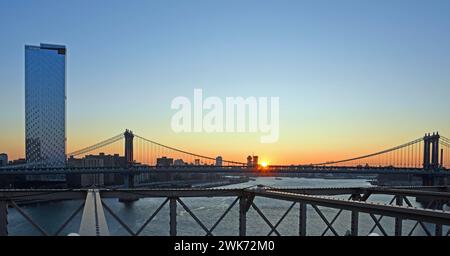 Alba, vista dal ponte di Brooklyn al ponte di Manhattan e al grattacielo One Manhattan Square, East River, Manhattan, Brooklyn, New York City, New York Foto Stock