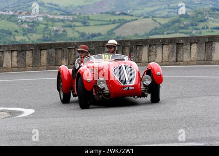 Mille miglia 2014 o 1000 miglia, No. 197, Healey 2400 Silverstone, costruita nel 1950, gara di auto d'epoca, San Marino, Italia Foto Stock