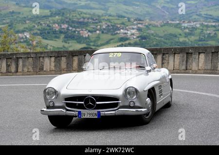 Mille miglia 2014 o 1000 miglia, No.279, Mercedes-Benz 300 SL W 198, anno modello 1954, gara di auto d'epoca, San Marino, Italia Foto Stock