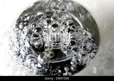 L'acqua dolce fluisce in un lavabo, 16/05/2020 Foto Stock