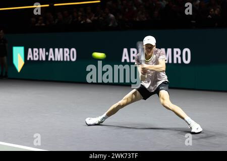 Rotterdam, Paesi Bassi. 18 febbraio 2024. L'italiano Jannik Sinner restituisce il pallone all'australiano Alex de Minaur durante la finale maschile al torneo ABN AMRO Open ATP, a Rotterdam, Paesi Bassi, 18 febbraio 2024. Crediti: Sylvia Lederer/Xinhua/Alamy Live News Foto Stock