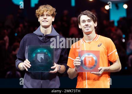 Rotterdam, Paesi Bassi. 18 febbraio 2024. L'italiano Jannik Sinner (L) si pone con l'australiano Alex de Minaur dopo la finale maschile al torneo ABN AMRO Open ATP, a Rotterdam, nei Paesi Bassi, 18 febbraio 2024. Crediti: Sylvia Lederer/Xinhua/Alamy Live News Foto Stock