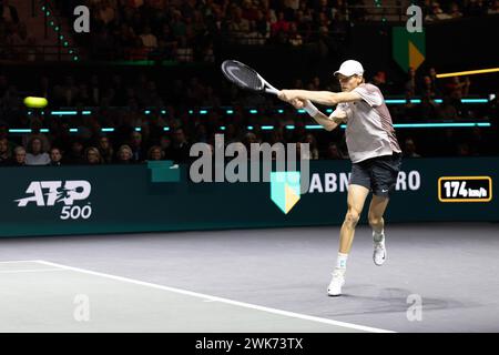 Rotterdam, Paesi Bassi. 18 febbraio 2024. L'italiano Jannik Sinner restituisce il pallone all'australiano Alex de Minaur durante la finale maschile al torneo ABN AMRO Open ATP, a Rotterdam, Paesi Bassi, 18 febbraio 2024. Crediti: Sylvia Lederer/Xinhua/Alamy Live News Foto Stock