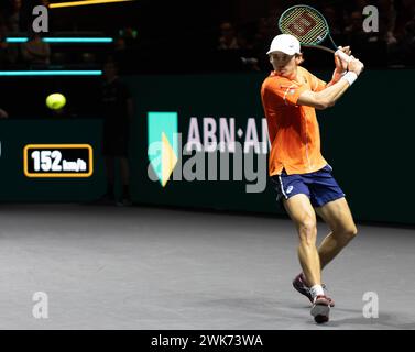 Rotterdam, Paesi Bassi. 18 febbraio 2024. L'australiano Alex de Minaur restituisce il pallone all'italiano Jannik Sinner durante la finale maschile al torneo ABN AMRO Open ATP, a Rotterdam, Paesi Bassi, 18 febbraio 2024. Crediti: Sylvia Lederer/Xinhua/Alamy Live News Foto Stock