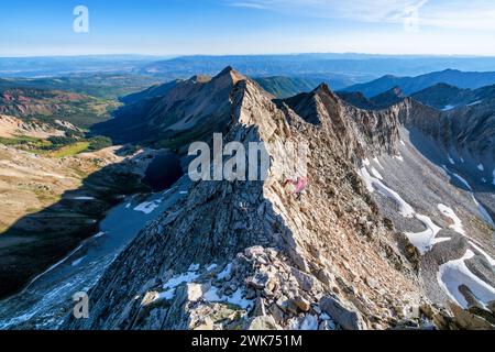 Arrampicata sul Knife Edge Ridge del monte Capitol Peak, Colorado, Stati Uniti Foto Stock