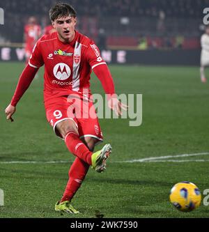 Monza. 18 febbraio 2024. Lorenzo Colombo di Monza segna durante il 25° turno di calcio tra Monza e Milan alla serie A 2023/24 di Monza, in Italia, 18 febbraio 2024. Crediti: Augusto Casasoli/Xinhua/Alamy Live News Foto Stock
