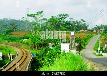 foto di una ferrovia a due binari con curve strette Foto Stock