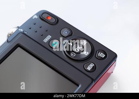 Il retro di una fotocamera compatta con comandi. Primo piano. Foto Stock