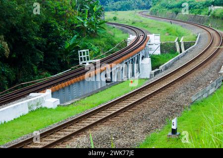 foto di una ferrovia a due binari con curve strette Foto Stock