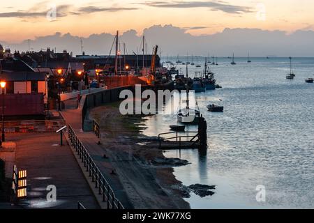 SOUTHEND-ON-SEA, ESSEX, Regno Unito - 16 OTTOBRE 2010: Vista della banchina a Old Leigh alla luce dell'alba Foto Stock