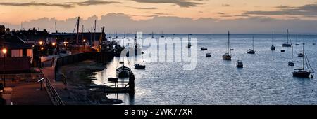 SOUTHEND-ON-SEA, ESSEX, Regno Unito - 16 OTTOBRE 2010: Vista panoramica della banchina a Old Leigh alla luce dell'alba Foto Stock