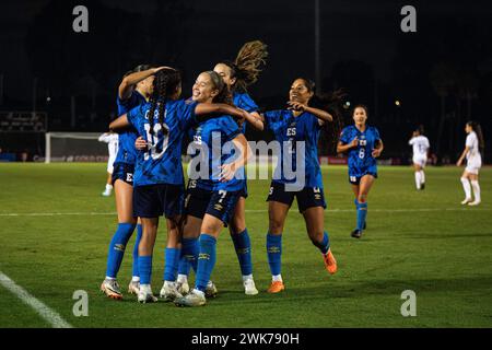 L'attaccante di El Salvador Brenda Ceren (10) festeggia con le compagne di squadra dopo aver segnato un calcio di rigore durante la partita preliminare della CONCACAF Women's Gold Cup Agains Foto Stock