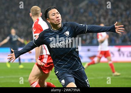 Bochum, Germania. 18 febbraio 2024. Asano Takuma del VfL Bochum celebra il punteggio ottenuto durante la partita di calcio di prima divisione della Bundesliga tra il VfL Bochum e il Bayern Monaco a Bochum, Germania, 18 febbraio 2024. Crediti: Ulrich Hufnagel/Xinhua/Alamy Live News Foto Stock