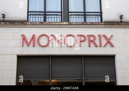 Bordeaux , Francia - 02 12 2024 : insegna Monoprix logo negozio e testo ingresso marchio della catena di negozi al dettaglio parete facciata insegna cibo Foto Stock