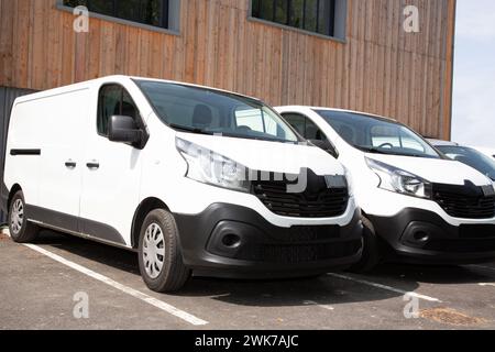 furgoni pronti per la consegna dei pacchi, parcheggiati di fronte alla sede centrale dell'azienda Foto Stock