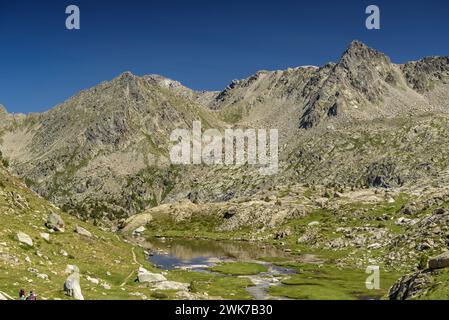 Valle di Peguera vista dal lago Estany Gran de Peguera (Parco Nazionale Aigüestortes i Estany de Sant Maurici, Catalogna, Spagna, Pirenei) Foto Stock