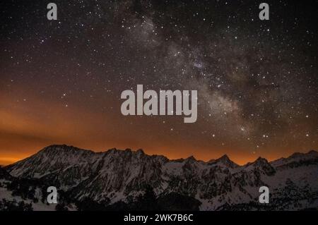 Via Lattea sulle vette degli Encantati e sul Parco nazionale Aigüestortes i Estany de Sant Maurici (Lleida, Catalogna, Spagna, Pirenei) Foto Stock