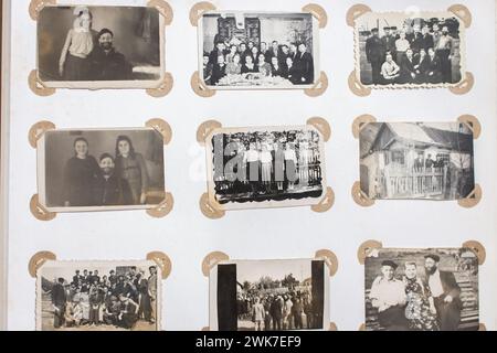 Album fotografico rétro con persone sconosciute del passato. Memoria dei vecchi tempi. Concetto di nostalgia. Foto obsolete. Storia Ucraina. Un libro di memorie d'epoca. Foto Stock