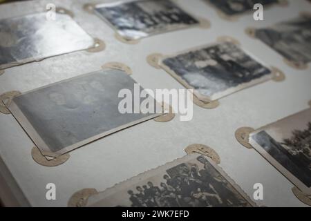 Album fotografico rétro con persone sconosciute del passato. Memoria dei vecchi tempi. Concetto di nostalgia. Foto obsolete. Storia Ucraina. Un libro di memorie d'epoca. Foto Stock