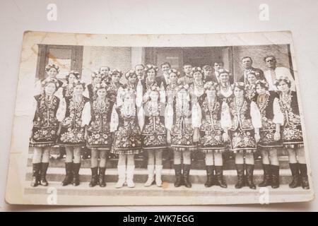 Album fotografico rétro con persone sconosciute del passato. Memoria dei vecchi tempi. Concetto di nostalgia. Foto obsolete. Storia Ucraina. Un libro di memorie d'epoca. Foto Stock