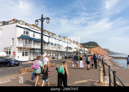 Sidmouth, città costiera del Devon, Inghilterra, gente sulla spianata nelle calde giornate di settembre, Inghilterra, Regno Unito, 2023 Foto Stock