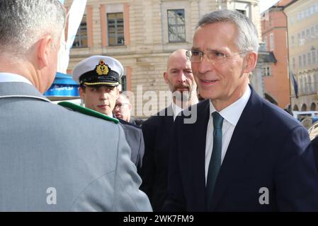 NATO-Generalsekretär Jens Stoltenberg bei der Begrüssung zur Münchner Sicherheitskonferenz. NATO-Generalsekretär Jens Stoltenberg bei der Begrüssung zur Münchner Sicherheitskonferenz. München Bayern Deutschland *** il Segretario generale della NATO Jens Stoltenberg accoglie la Conferenza sulla sicurezza di Monaco il Segretario generale della NATO Jens Stoltenberg accoglie la Conferenza sulla sicurezza di Monaco Baviera Germania Foto Stock