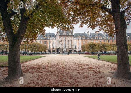 FRANCIA / IIe-de-France/Paris/ le Marais/Place des Vosges, fiancheggiata da eleganti case a schiera. Foto Stock
