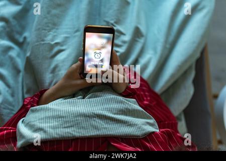 Donna che sveglia prima di andare a dormire la sera. Concetto di routine del sonno. Insonnia un problema di sonno tra gli adulti. Foto Stock