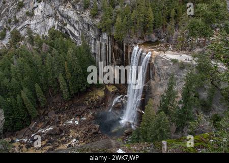 Una vista spettacolare del fiume Merced e delle Vernal Falls nel Parco Nazionale di Yosemite nelle montagne della Sierra Nevada in California, Stati Uniti, Nord America. Foto Stock