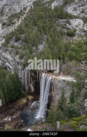 Una vista spettacolare delle Vernal Falls nel Parco Nazionale di Yosemite e della valle mentre il fiume Merced scorre sopra una scogliera. Nelle montagne della Sierra Nevada, IN CALIFORNIA. Foto Stock